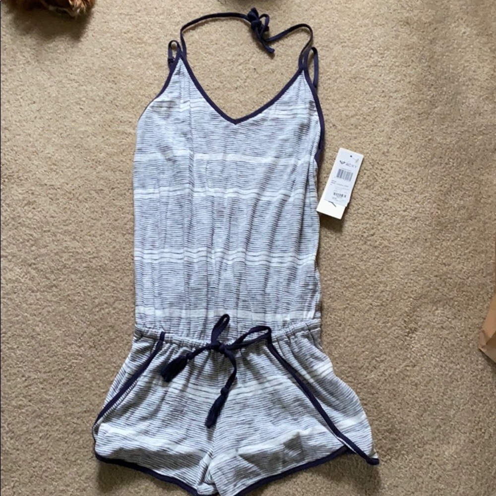 Roxy navy/white cotton romper. Size XS. Tag has been removed. Gently worn